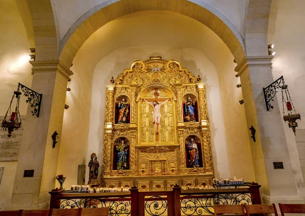 大聖堂祭壇キャンドル十字架刑サンフェルナンド大聖堂サンアントニオテキサス — ストック写真
