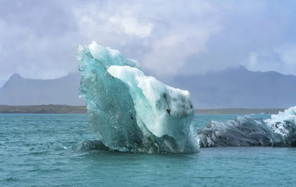 푸른 거대 한 빙산 조클 로 론 빙 하 아이슬란드 개펄 — 스톡 사진