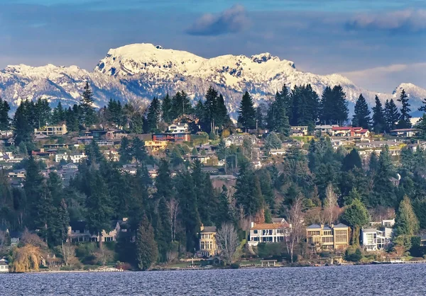 Casas Lago Washington Montañas nevadas Bellevue Washington — Foto de Stock