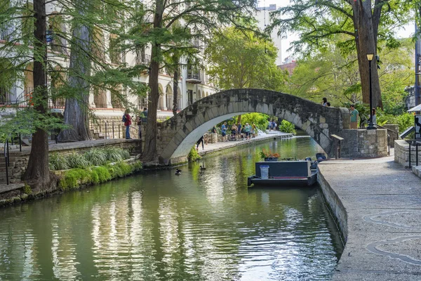 Bridge Restaurants Sidewalks Tourists Reflection River Walk San Antonio Texas — 스톡 사진