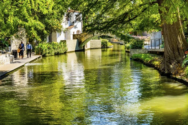 Brücke Restaurants Bürgersteige Touristen Reflexion Fluss zu Fuß San Antonio Texas — Stockfoto