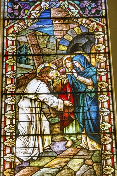 Jesus Cross farget Glass Saint Mary 's katolske kirke San Antonio Texas – stockfoto