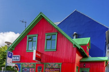 Kırmızı Mavi Oluklu Demir Mağazası Alışveriş Caddesi Reykjavik İzlanda