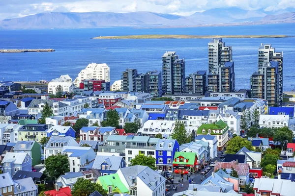 Färgglada hus gator lägenhet byggnader Reykjavik — Stockfoto