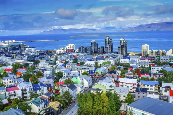 Färgglada hus gator lägenhet byggnader Reykjavik — Stockfoto