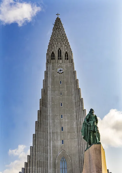 Leif Eriksson Standbeeld Hallgrimskirkja Kerk Reykjavik IJsland — Stockfoto