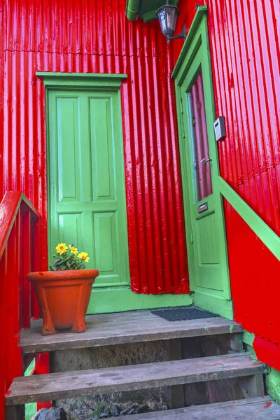 Kırmızı Yeşil Oluklu Demir Ev Sokağı Reykjavik İzlanda — Stok fotoğraf