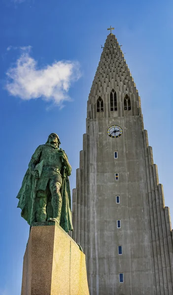 Leif Eriksson Staty Hallgrimskirkja kyrka Reykjavik Island — Stockfoto