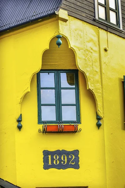 Colorido viejo islandés amarillo casa calle Reykjavik Islandia — Foto de Stock