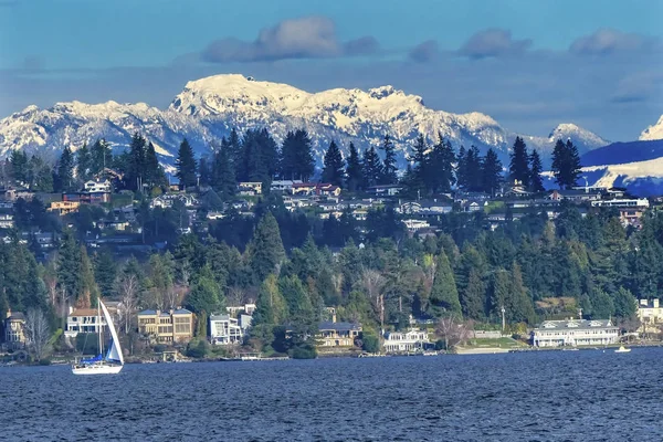 Segelbåt hus Lake Washington snötäckta bergen Bellevue W — Stockfoto
