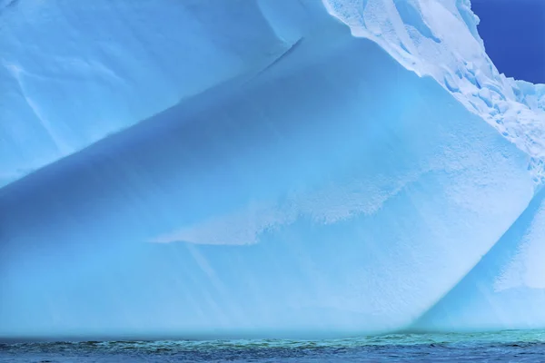 Schwimmende blaue Eisberg Nahaufnahme Wasser Antarktis — Stockfoto
