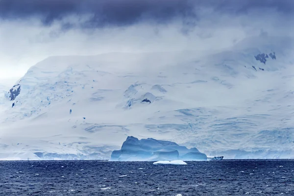 Glaciers de neige Blue Iceberg flottant Charlotte Harbor Antarctique — Photo