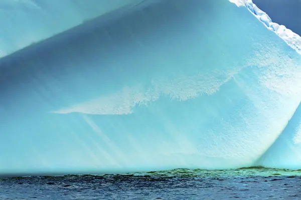 Galleggiante blu iceberg Primo piano Acqua Antartide — Foto Stock