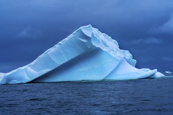 Glaciares de neve flutuantes Blue Iceberg Charlotte Harbor Antártica — Fotografia de Stock