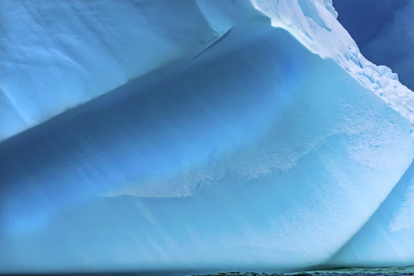 Floating Blue Iceberg Closeup Water Antarktida — Stock fotografie