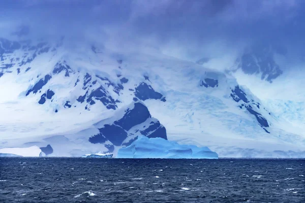 Lebegő kék jéghegy hógleccserek Charlotte kikötő Antarktisz — Stock Fotó