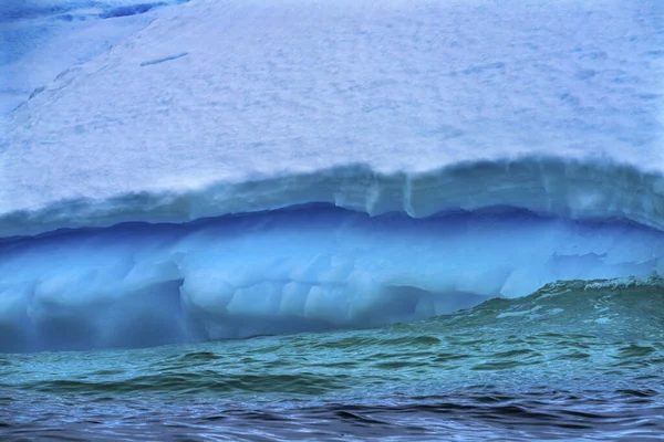 Pływająca Błękitna Zielona Góra Lodowa Zbliżenie Woda Antarktyda — Zdjęcie stockowe