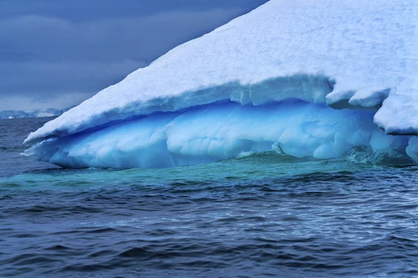 Galleggiante blu verde iceberg primo piano acqua Antartide — Foto Stock