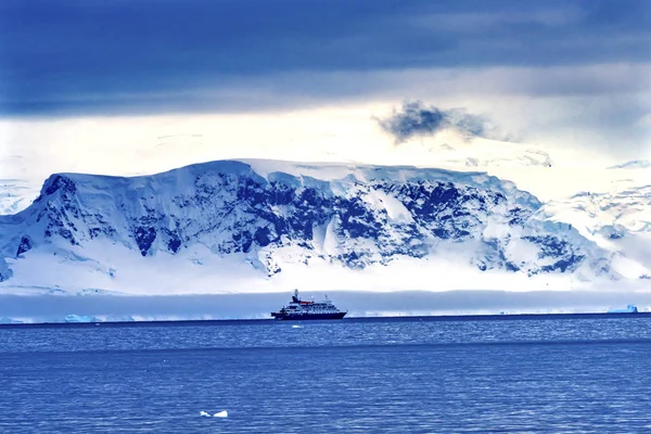 Ship Mountains Glaciers Charlotte Harbor Antarctica — Stock Photo, Image