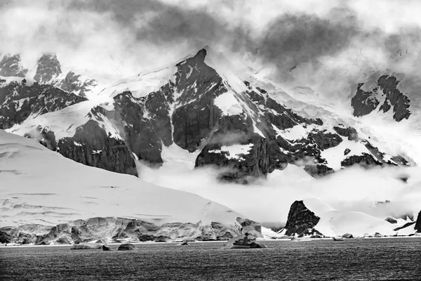 Schwarz weiße Berge Gletscher Antarktis — Stockfoto