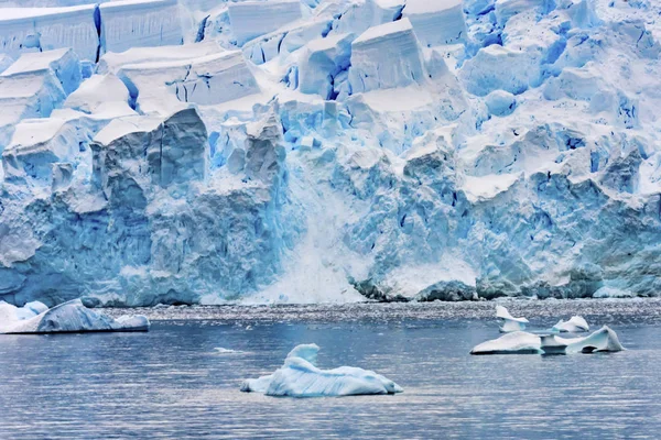 Floating Blue Icebergs geleiras de neve Charlotte Bay Antártica — Fotografia de Stock