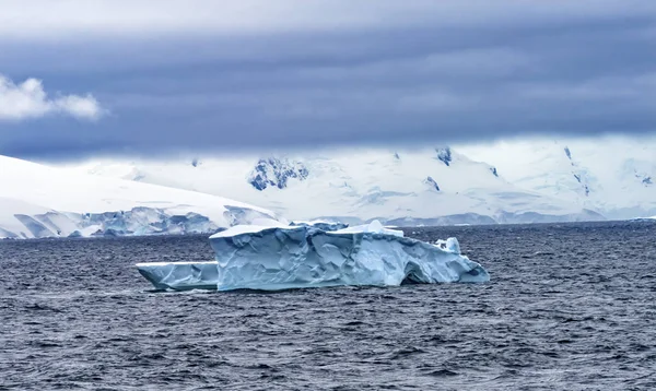 Floating Blue Iceberg Snow Mountains Glaciers Antarctica — 스톡 사진