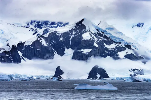 Montanhas de neve Glaciares azuis Charlotte Bay Antártica — Fotografia de Stock