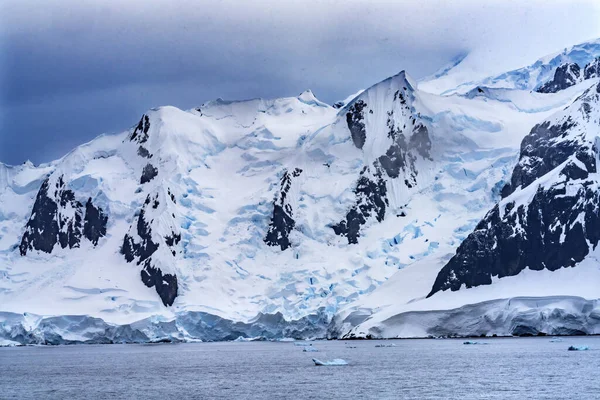 Snow Mountains Blue Glaciers Charlotte Bay Antarctica — 스톡 사진