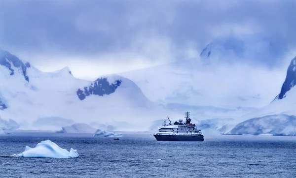 Льодовики на кораблі Charlotte Harbor Antarctica — стокове фото