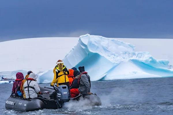 Turistas Borracha Barco Azul Geleiras de neve Iceberg Charlotte Harbor Antártica — Fotografia de Stock