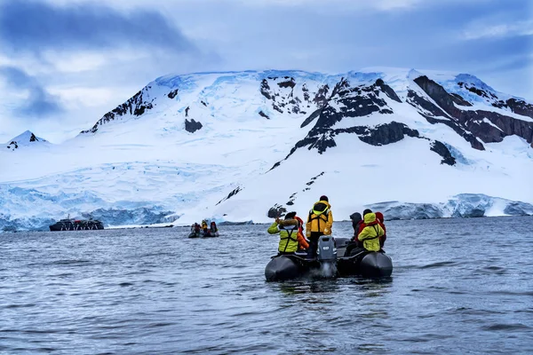 Gemi Turistleri Lastik Tekneler Kar Buzulları Charlotte Limanı Antarktika — Stok fotoğraf