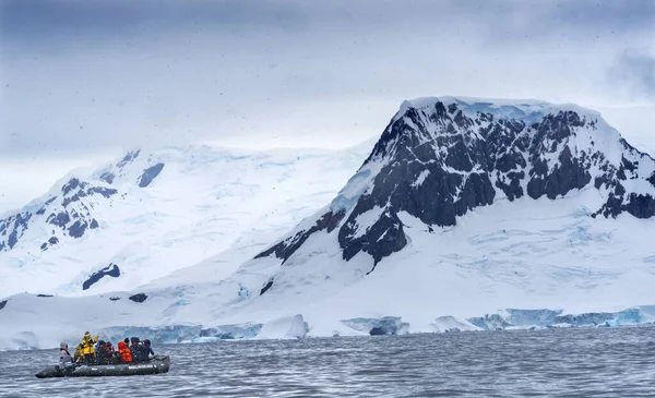 Tourists Rubber Boat Snow Glaciers Charlotte Bay Antarctica — 스톡 사진