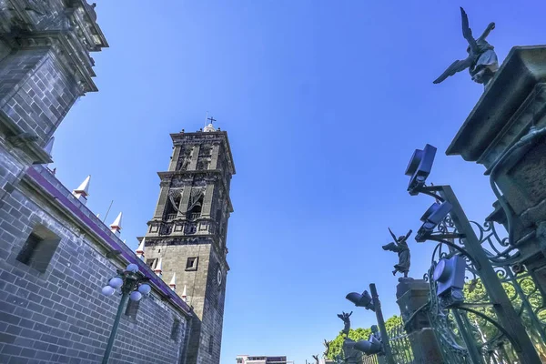 Anjos de fachada fora da Catedral de Puebla México — Fotografia de Stock