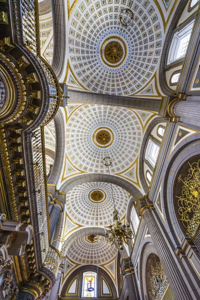 Basiliek glas versierd Coloful Plafond Puebla kathedraal M — Stockfoto