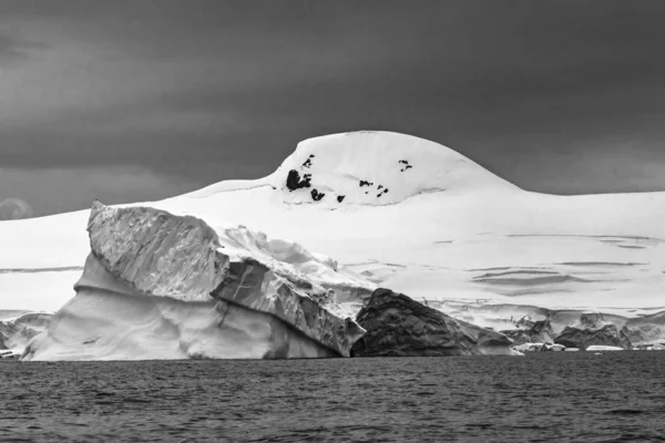 蓝色冰山山脉夏洛特湾南极半岛南极洲 冰河蓝色 因为空气从雪中挤出来 — 图库照片