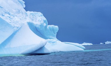 Yüzen Mavi Buzdağı Yüzen Su Charlotte Körfezi Antarktika Yarımadası. Buzul mavisi, çünkü kardan hava fışkırıyordu..