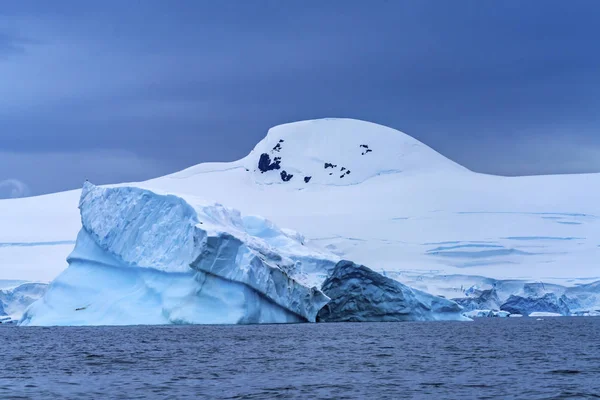 Blue Iceberg Glaciers Mountains Charlotte Bay Antarctic Peninsula Antarctica Glacier — 스톡 사진