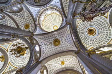 Puebla, Meksika - 5 Ocak 2019 Bazilika Renkli Tavan Katedrali Puebla Mexico. 15-1600 'lerde inşa edilmiş..