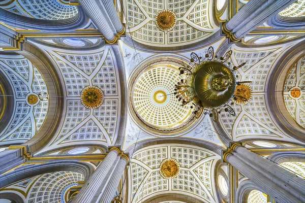 Puebla Mexico January 2019 Basilica Ornate Colorful Ceiling Chandelier Cathedral — Stock Photo, Image