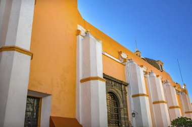 Orange Facade Santa Clara de Asis Kilisesi Tarihi Puebla Meksika. Clara de Asis, Assisi 'li Aziz Francis' in kadın takipçisiydi. 1600-1700 'lerde inşa edilmiş.