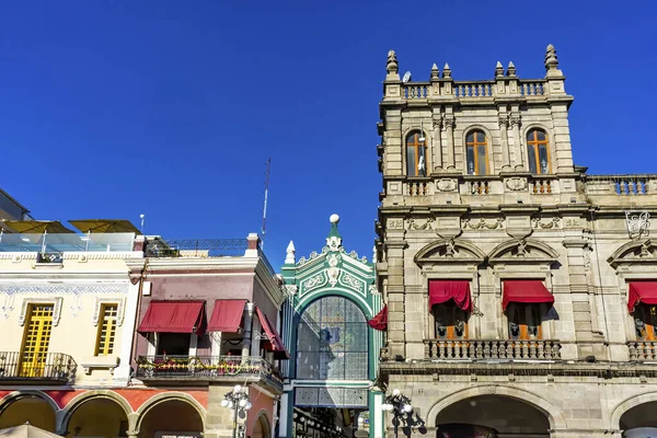 Große Einkaufsstraße Arkade Regierungsgebäude Restaurants Zocalo Puebla Mexiko — Stockfoto