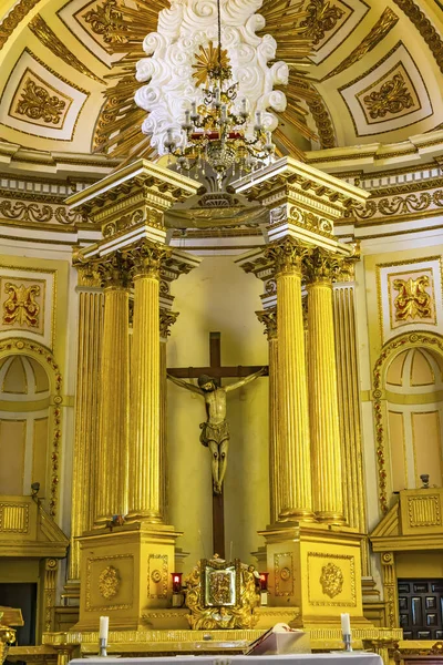 Puebla México Janeiro 2019 Basílica Altar Amarelo Jesus Cristo Crucifixo — Fotografia de Stock