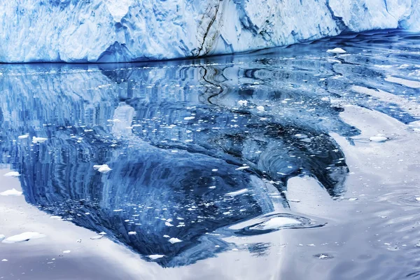 Montagne Innevate Riflessione Astratta Ghiacciai Blu Dorian Bay Antarctic Peninsula — Foto Stock