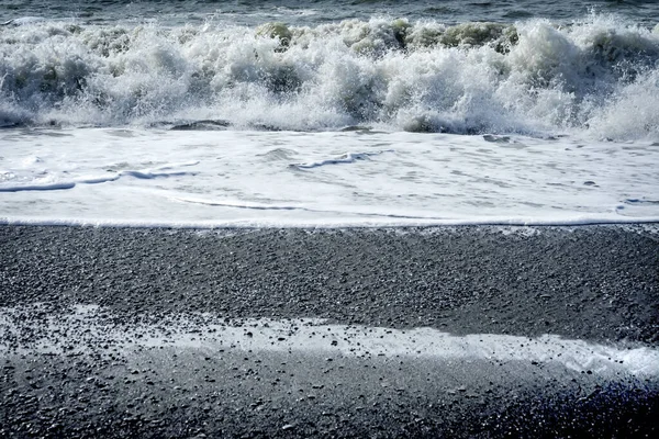 Valuri Peebles Reynisfjara Black Sand Beach South Shore Islanda Nisipul — Fotografie, imagine de stoc