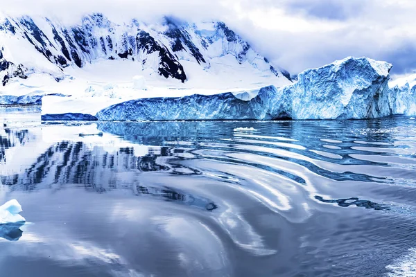 Montagne Innevate Riflessione Astratta Ghiacciai Blu Iceberg Dorian Bay Antartide — Foto Stock