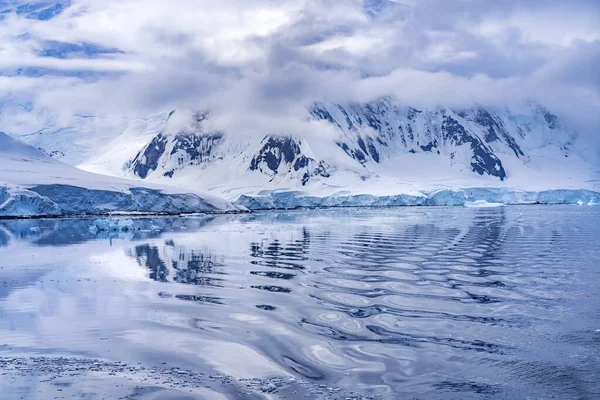 雪山文摘反映蓝冰川冰山冰山多里安湾南极半岛南极洲 冰河蓝色 因为空气从雪中挤出来 — 图库照片