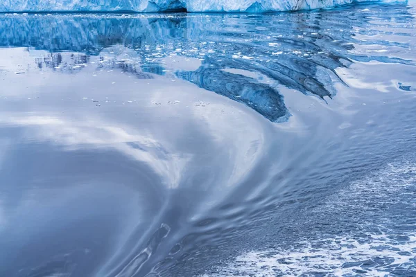 Montagne Innevate Riflessione Astratta Ghiacciai Blu Dorian Bay Antarctic Peninsula — Foto Stock