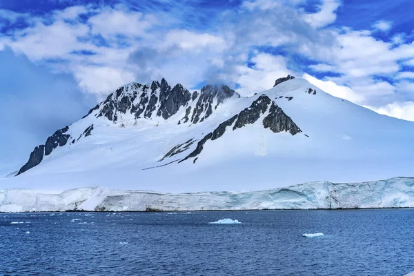 Snow Mountains Blue Glaciers Dorian Bay Antarktisz Félsziget Antarktisz Gleccser — Stock Fotó