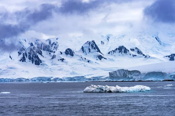 Παγόβουνα Χιονισμένα Βουνά Μπλε Παγετώνες Dorian Bay Ανταρκτική Χερσόνησο Ανταρκτική — Φωτογραφία Αρχείου