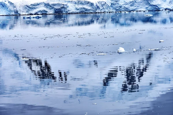 雪の山アブストラクト反射ブルー氷河氷山ドーリア湾南極半島南極 氷河の氷の青のため 空気の雪の外に圧迫 — ストック写真